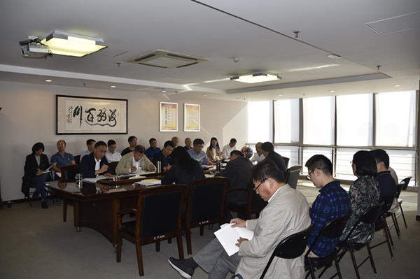 集團(tuán)公司召開“不忘初心、牢記使命”主題教育全面從嚴(yán)治黨專題集中學(xué)習(xí)研討會(huì)議