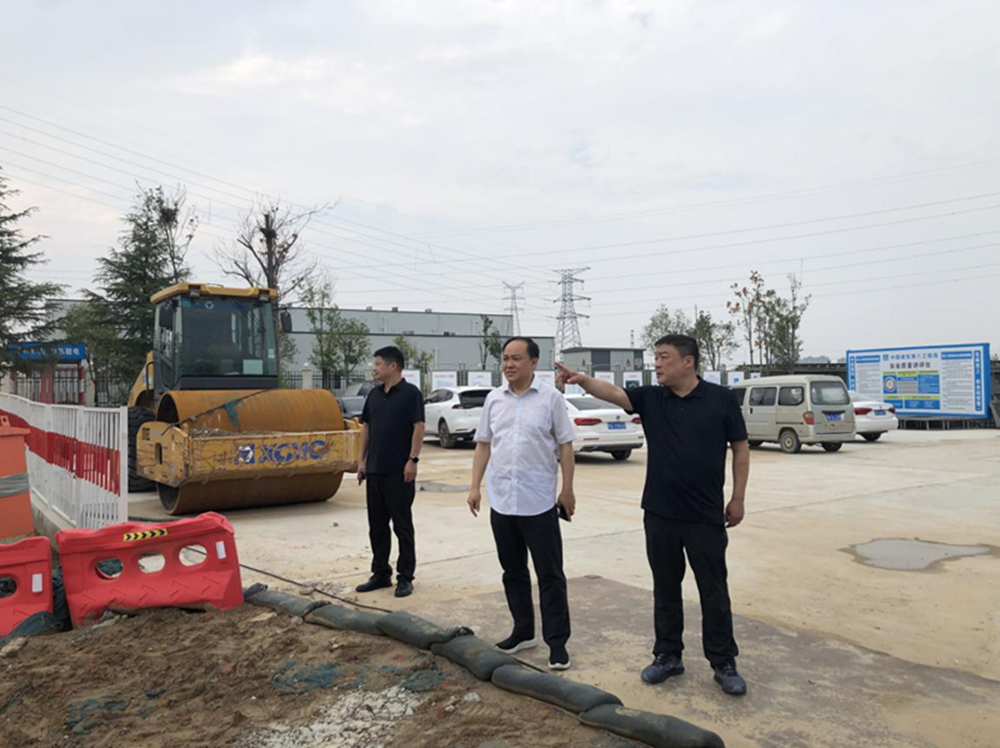 鄭州市建設投資集團有限公司黨委委員、副總經(jīng)理張巖到侯寨新鎮(zhèn)區(qū)安置區(qū)調研項目建設工作